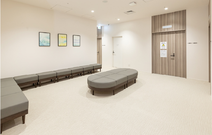 患者様の導線にもこだわり、広々とした通路を確保。