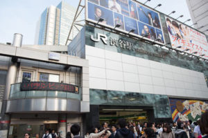 JR渋谷駅ハチ公口を出て、スクランブル交差点に向かってください。