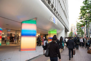 西武デパートを左手に見ながら、そのまま直進してください。