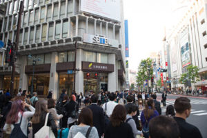 小さめのスクランブル交差点を、三井住友銀行側にそのまま直進してください。