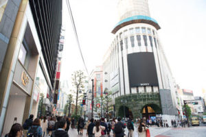 右手にマルイ、正面にModiがある交差点を左に曲がります。