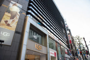 Modiの向かいの、UGGやdocomoショップが入っているビルの4階・5階が、MYメディカルクリニックです。