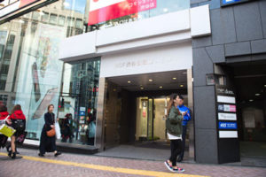 こちらの入口からお入りいただき、突き当り右手のエレベーターで5階、婦人科検査がある方は4階へお越しください。